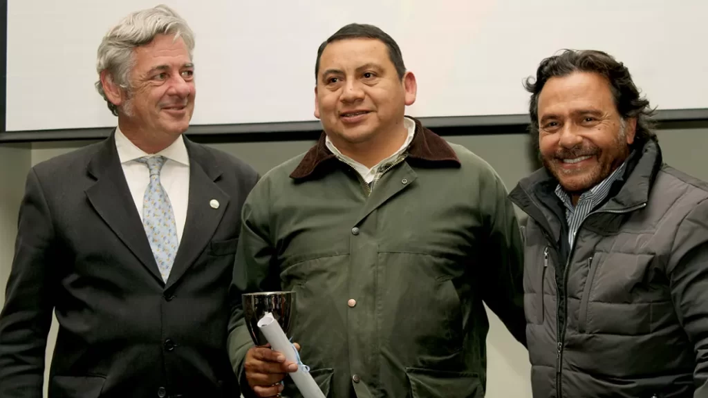 con-la-presencia-del-gobernador-saenz-se-premio-la-excelencia-artesanal-saltenia 01