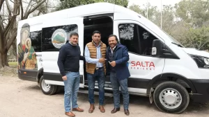 continua-entrega-flota-vehicular-a-municipios-con-entrega-de-minibus-a-la-candelaria 01