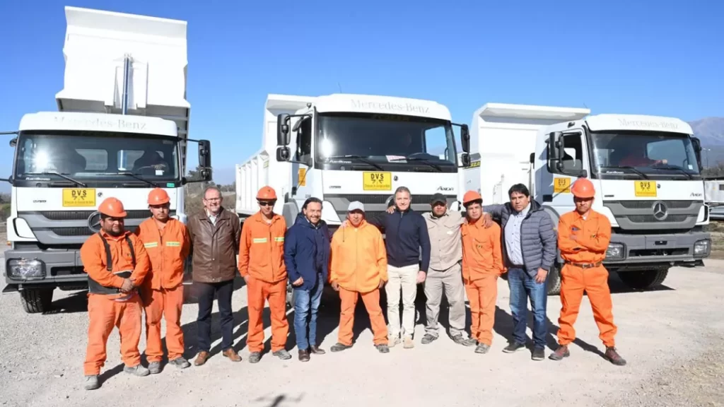 103488-la-direccion-provincial-de-vialidad-sumo-nuevas-maquinarias-con-una-entrega-realizada-por-el-gobernador-saenz