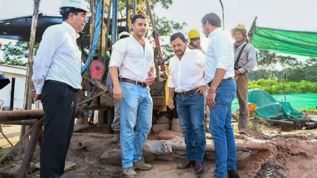 106896-el-gobernador-saenz-superviso-el-avance-de-un-nuevo-pozo-de-agua-que-reforz