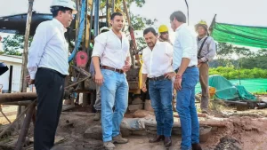 106896-el-gobernador-saenz-superviso-el-avance-de-un-nuevo-pozo-de-agua-que-reforz