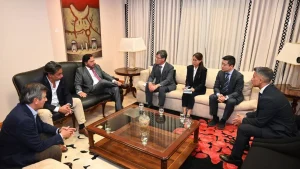 107272-el-gobernador-saenz-se-reunio-con-el-presidente-de-posco-argentina-y-se-consolid
