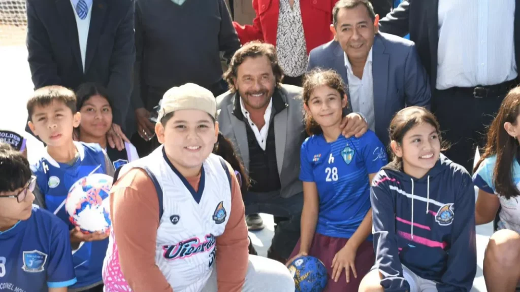 107564-el-gobernador-saenz-inauguro-en-coronel-moldes-un-nuevo-playon-deportivo-que-integra-a-cuatro-barrios