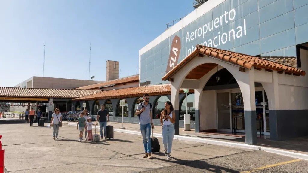 107719-salta-entre-los-5-aeropuertos-con-mayor-movimiento-del-pais-en-el-fin-de-semana-lar